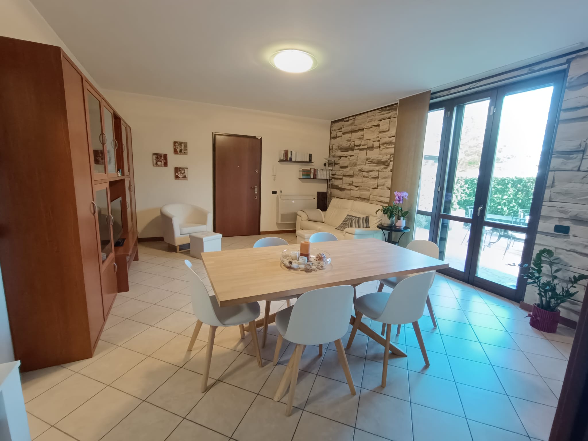 GUANZATE – AMPIO TRILOCALE CON TAVERNA E GIARDINO PRIVATO (Rif. GU002)